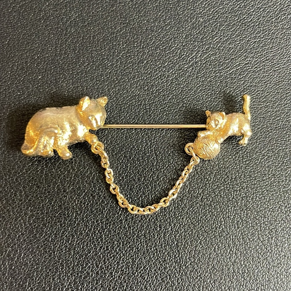 Vintage Avon Cat‎ & Kitten w/ Yarn Ball Brooch Pin in Gold Tone EUC